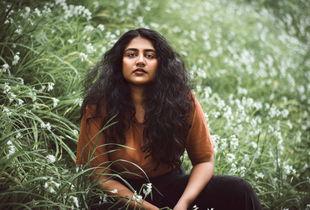 女人的全身光的的照片