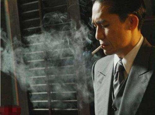 梁朝伟 抽烟 生活照,镜头下的独特魅力